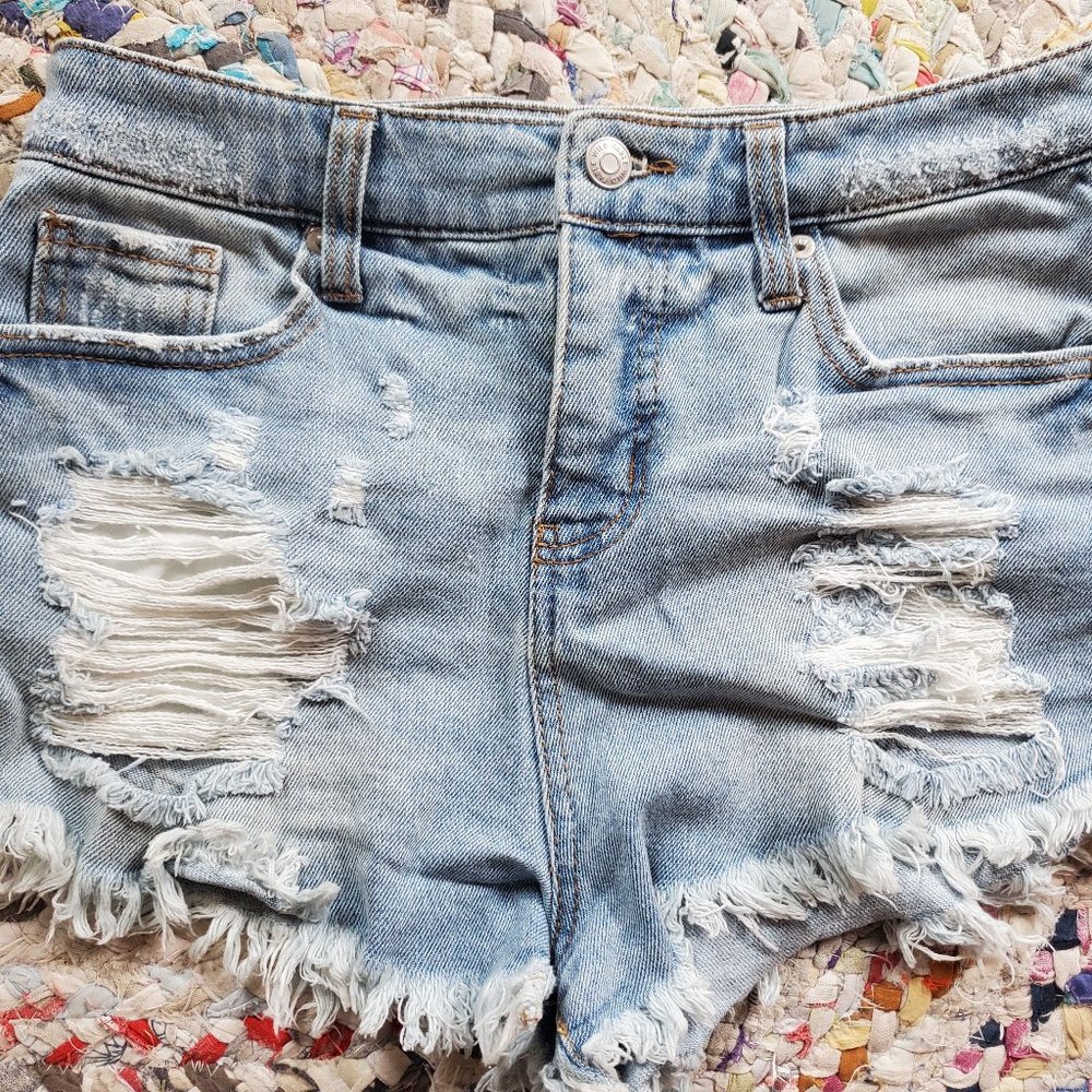 Wild Fable cute distressed jean shorts size 6